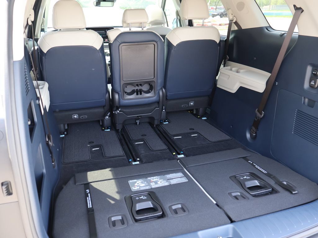 New 2026 Kia Carnival SX w/ SX Dark Edition Package FWD image 8