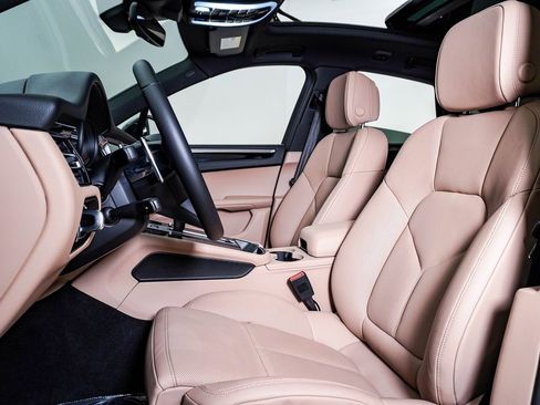 Certified 2025 Porsche Macan image 5