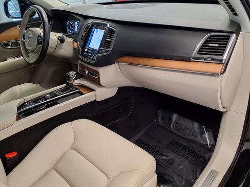 Used 2021 Volvo XC90 T6 Momentum w/ Climate Package image 9