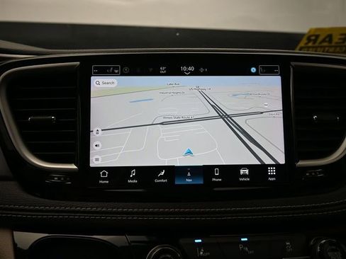 Used 2024 Chrysler Pacifica Select image 26