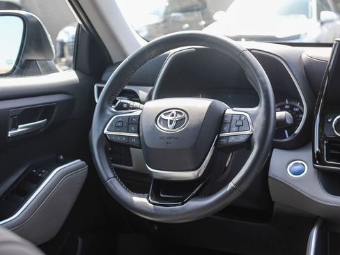Used 2021 Toyota Highlander XLE AWD/4WD image 22