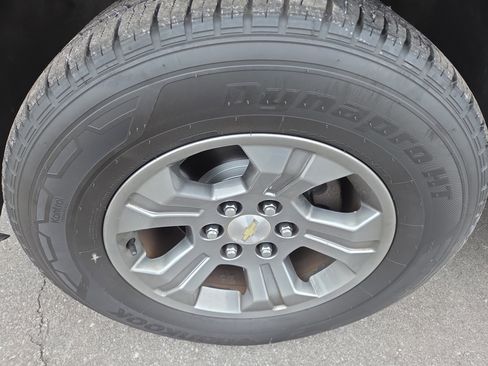 Used 2018 Chevrolet Suburban LT image 12