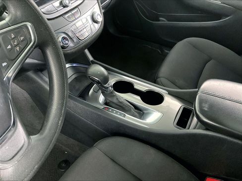 Used 2021 Chevrolet Malibu LT FWD image 18
