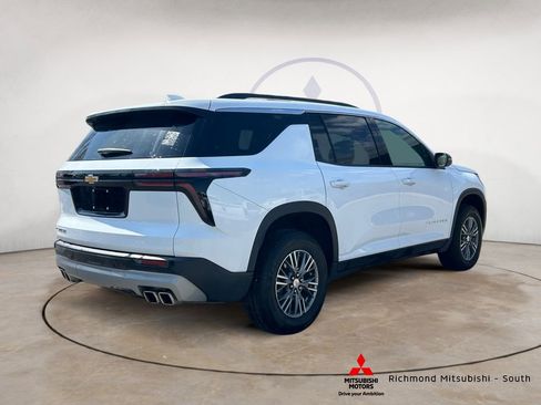 Used 2025 Chevrolet Traverse LT image 3