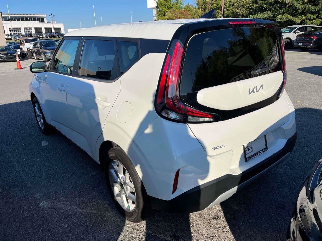 Used 2023 Kia Soul LX w/ LX Technology Package FWD image 3