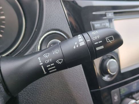 Used 2017 Nissan Rogue SV w/ Sun & Sound Touring Package image 27