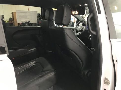 New 2025 Chrysler Pacifica Select image 24