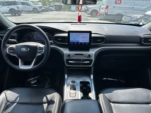 Used 2022 Ford Explorer XLT w/ Equipment Group 202A AWD/4WD image 14