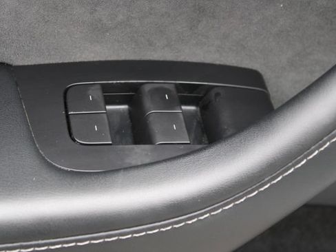 Used 2022 Tesla Model Y Long Range AWD/4WD image 12