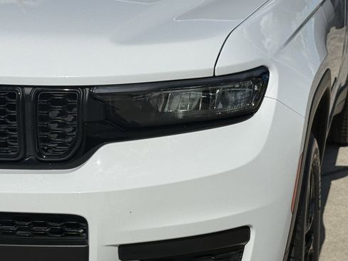 Used 2023 Jeep Grand Cherokee L Laredo image 12