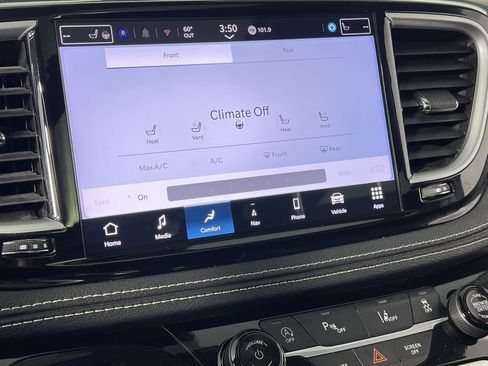 Certified 2024 Chrysler Pacifica Limited image 18