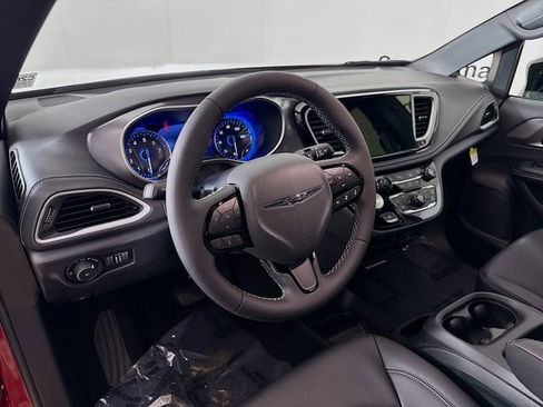 New 2026 Chrysler Pacifica Select image 9