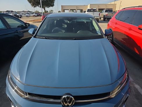 Used 2025 Volkswagen Jetta SE FWD image 8