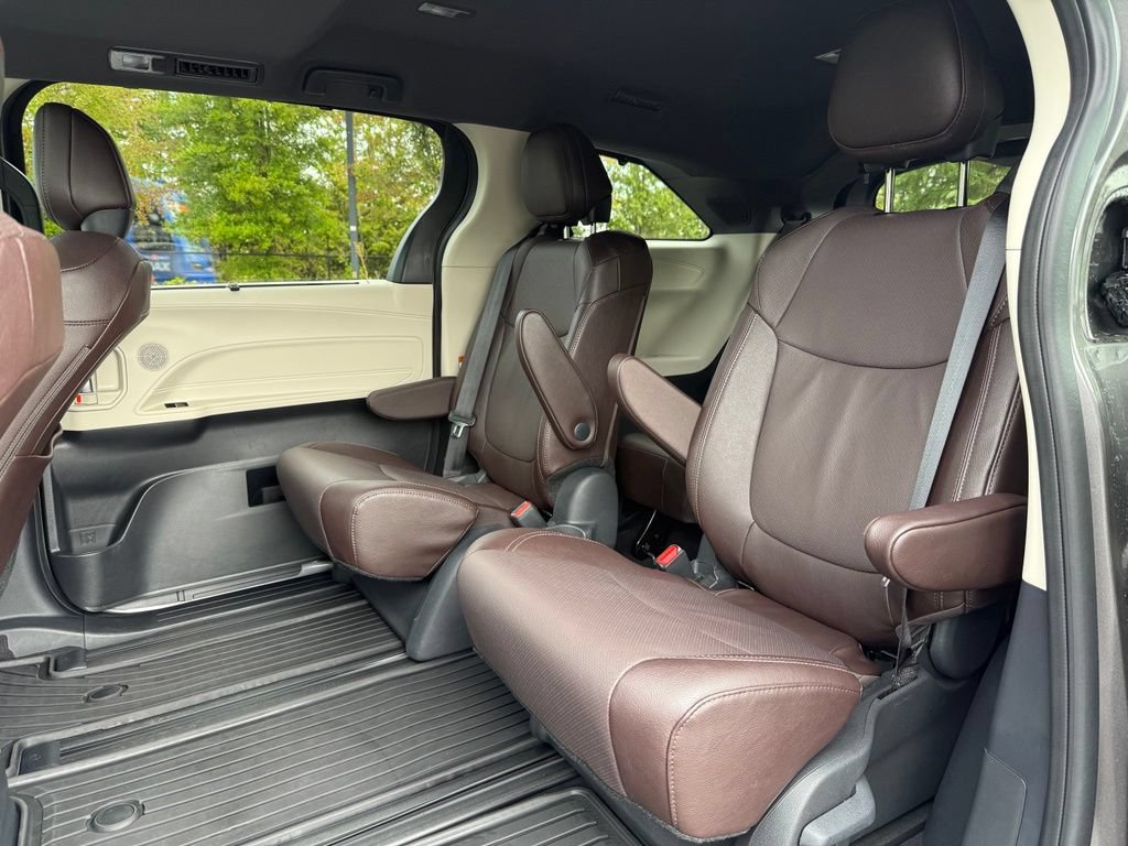 Used 2024 Toyota Sienna Platinum AWD/4WD image 17