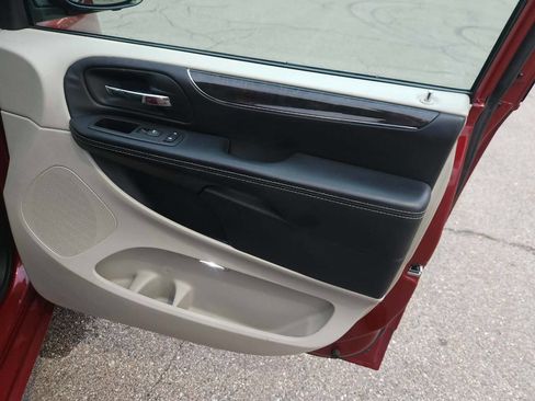 Used 2014 Chrysler Town & Country Touring FWD image 18