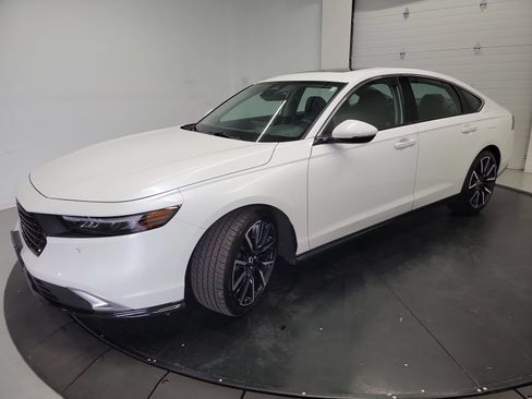 Used 2025 Honda Accord Touring image 3