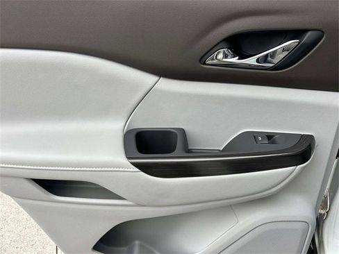 Used 2022 GMC Acadia SLT w/ Technology Package image 18