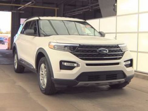 Used 2024 Ford Explorer XLT w/ Equipment Group 202A AWD/4WD image 4