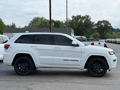 Used 2018 Jeep Grand Cherokee Altitude AWD/4WD image 32