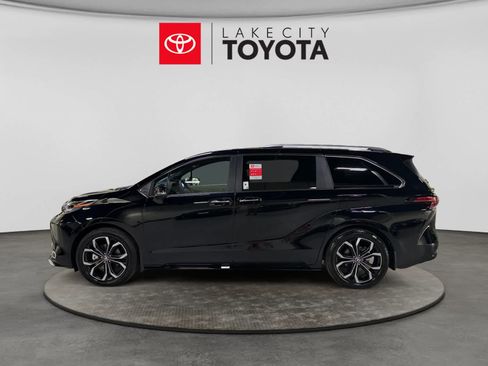 Used 2025 Toyota Sienna Platinum FWD image 3