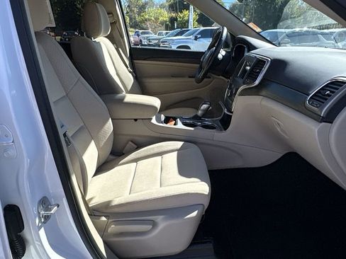 Used 2021 Jeep Grand Cherokee Laredo image 29