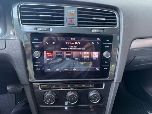 Used 2018 Volkswagen Golf SE FWD image 31