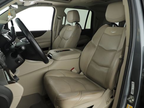 Used 2019 Cadillac Escalade Luxury image 7