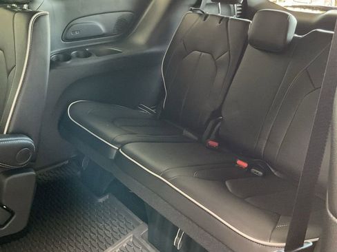 New 2025 Chrysler Pacifica Limited image 25