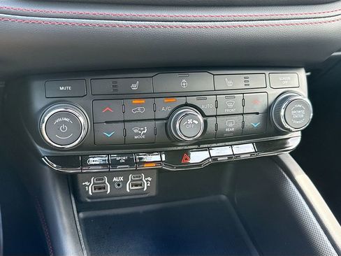 Used 2025 Dodge Durango GT AWD/4WD image 17