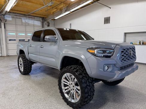 Used 2021 Toyota Tacoma TRD Off-Road w/ TRD Premium Off Road Package image 4