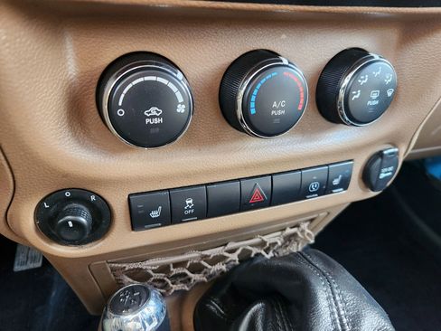 Used 2017 Jeep Wrangler Unlimited Sahara w/ Connectivity Group image 35