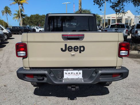 Used 2022 Jeep Gladiator Sport AWD/4WD image 6