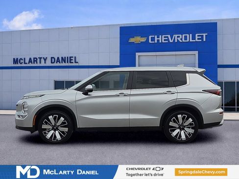 Used 2025 Mitsubishi Outlander SE AWD/4WD image 3