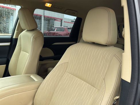 Used 2014 Toyota Highlander Plus image 25