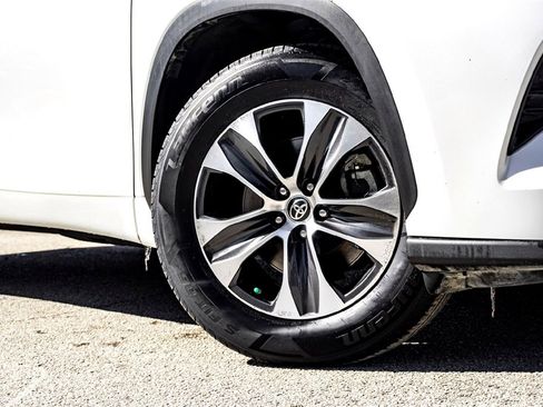 Used 2023 Toyota Highlander XLE image 2