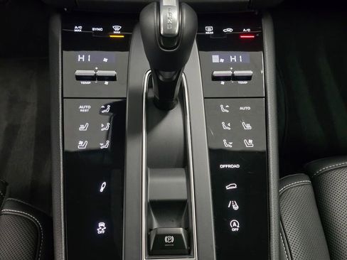 Certified 2025 Porsche Macan Turbo image 17