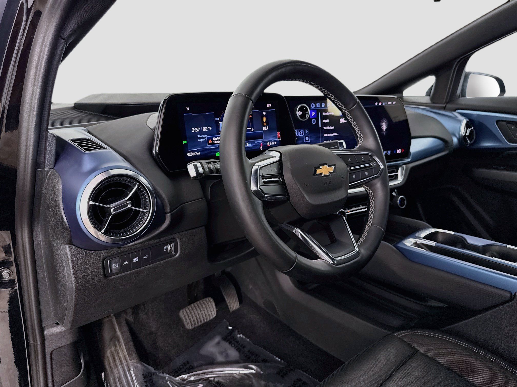 Used 2025 Chevrolet Equinox EV LT w/ Convenience Package II FWD image 11