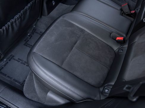 Certified 2021 Porsche Macan AWD/4WD image 43