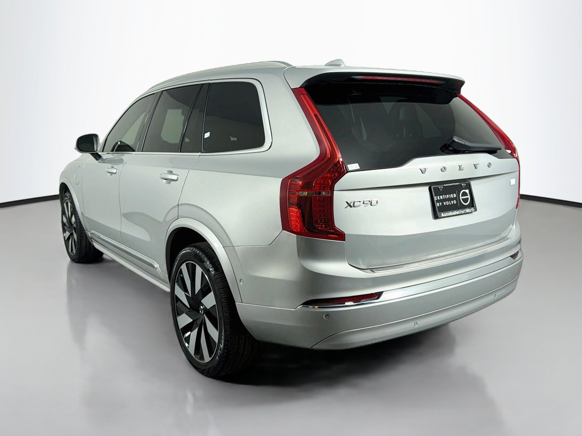 Certified 2024 Volvo XC90 T8 Plus AWD/4WD image 8