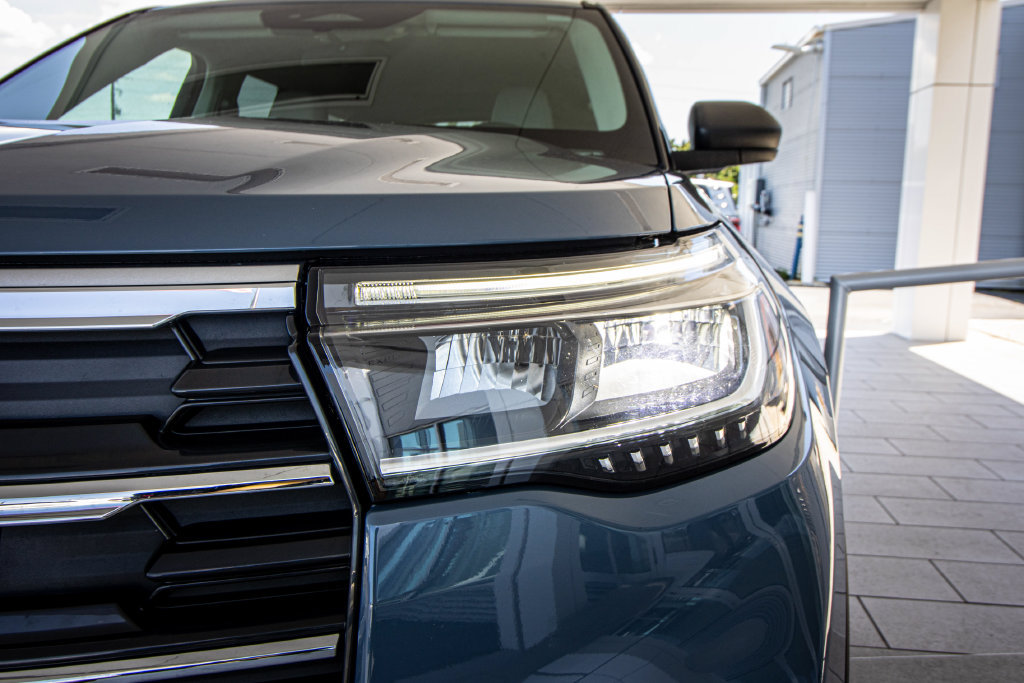 Used 2025 Ford Explorer Active w/ Active Comfort Package RWD image 6