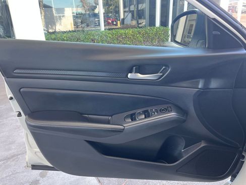 Used 2025 Nissan Altima 2.5 SV image 18