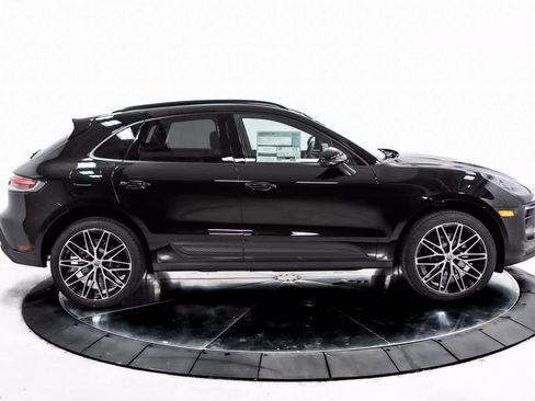 Certified 2025 Porsche Macan image 7