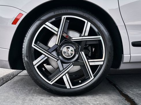 Used 2025 Rolls-Royce Cullinan Black Badge image 20