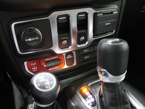 Used 2025 Jeep Wrangler Sport image 22