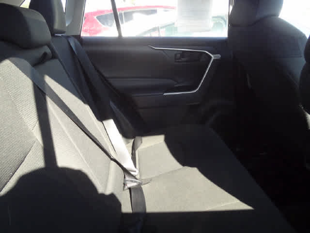 Used 2021 Toyota RAV4 LE AWD/4WD image 10