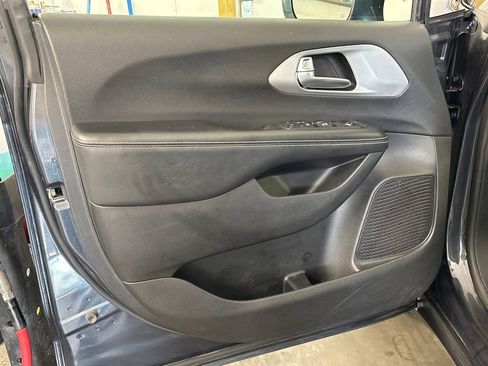 Used 2020 Chrysler Pacifica Touring w/ Advanced Safetytec Group image 11