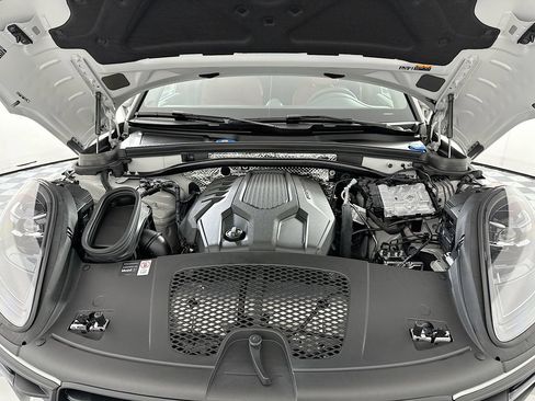 New 2026 Porsche Macan AWD/4WD image 32