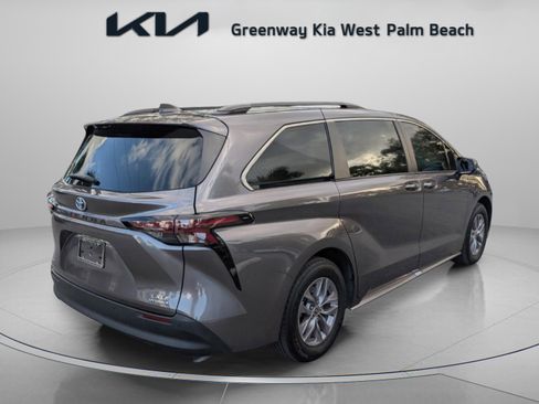 Used 2023 Toyota Sienna XLE image 8