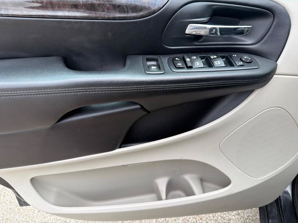 Used 2012 Dodge Grand Caravan SXT FWD image 16