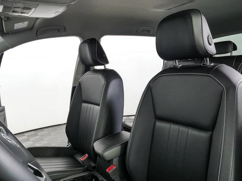 Certified 2024 Volkswagen Tiguan SE FWD image 8